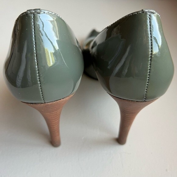 Report Signature Mossy Greenish Gray Patent Leather Peep Toe Heel Pump Women 8 - Picture 5 of 10